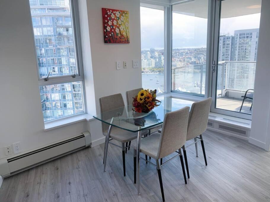 Downtown 3Br/2Ba+Views+Skytrain+Free Parking Apartamento Vancouver Exterior foto