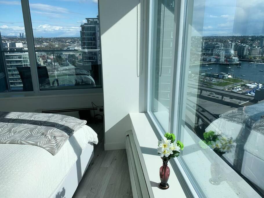 Downtown 3Br/2Ba+Views+Skytrain+Free Parking Apartamento Vancouver Exterior foto