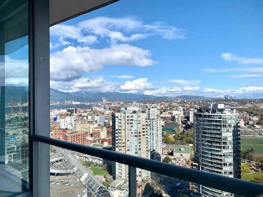 Downtown 3Br/2Ba+Views+Skytrain+Free Parking Apartamento Vancouver Exterior foto