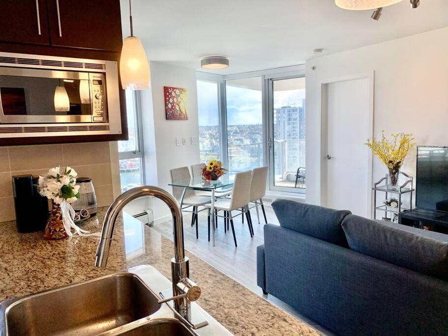 Downtown 3Br/2Ba+Views+Skytrain+Free Parking Apartamento Vancouver Exterior foto