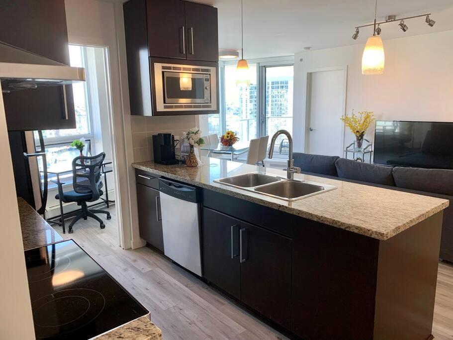 Downtown 3Br/2Ba+Views+Skytrain+Free Parking Apartamento Vancouver Exterior foto