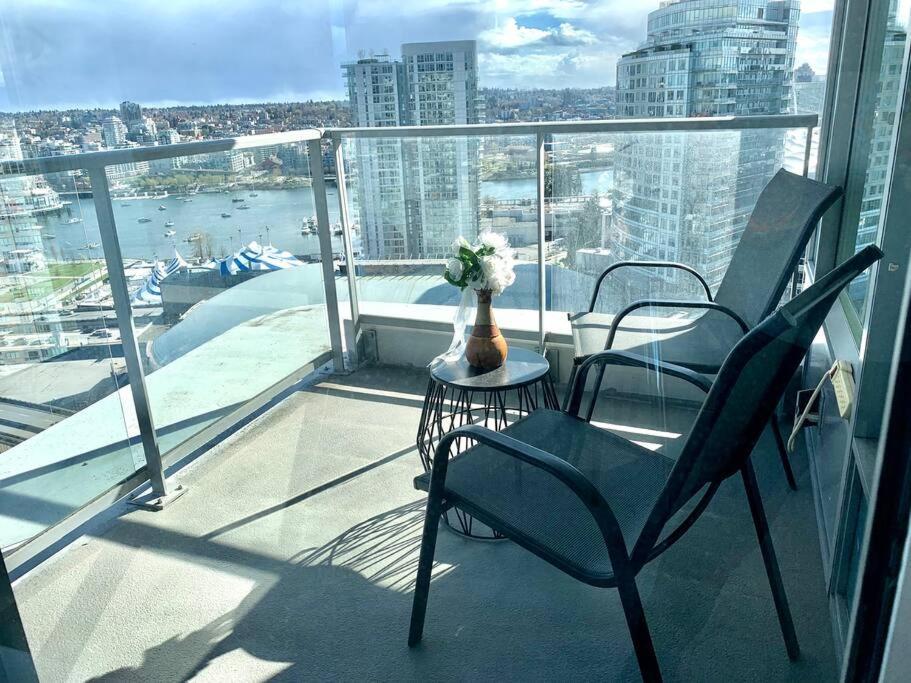 Downtown 3Br/2Ba+Views+Skytrain+Free Parking Apartamento Vancouver Exterior foto