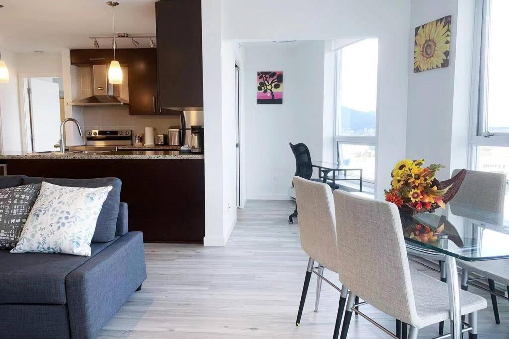 Downtown 3Br/2Ba+Views+Skytrain+Free Parking Apartamento Vancouver Exterior foto
