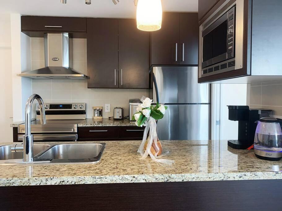 Downtown 3Br/2Ba+Views+Skytrain+Free Parking Apartamento Vancouver Exterior foto